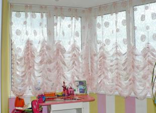 How to use French curtains in the interior of the kitchen